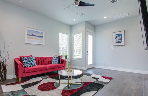 Spring Branch Central Casa | Huge & Cozy 3BR Modern Home