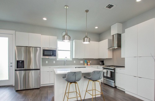 Spring Branch Central Casa | Huge & Cozy 3BR Modern Home