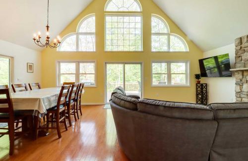 Pocono Lake Casa | Huge Deck Stunning Pocono Lake Vacation Rental!