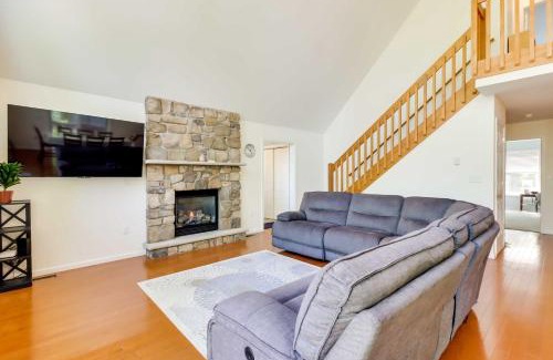 Pocono Lake Casa | Huge Deck Stunning Pocono Lake Vacation Rental!