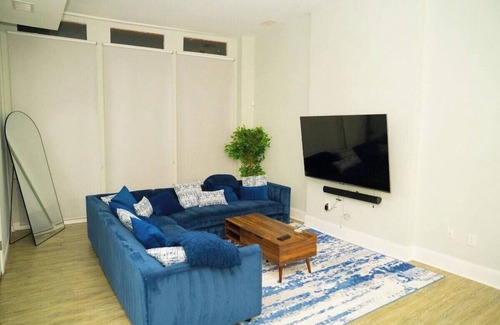 Downtown Baltimore Apartamento | Huge Downtown home w/parking 4 bdrm Penn Station