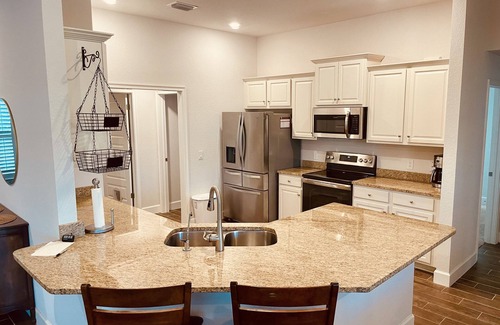 South Venice Casa | Venice Oasis: Nearly New 5 Bdr, 3 bath. 7 Min to Beach, Sleeps 11, Private Pool!