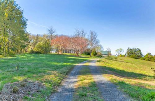 Nelson Casa | Huge Farmhouse with Heated Pool for Vacations and Retreats
