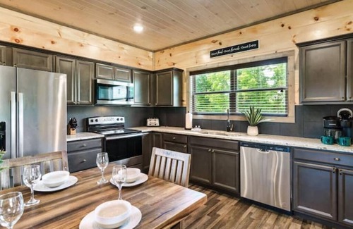 Sevierville Cabina | HUGE Fire Pit, Flat Roads, Pets OK, Stadium Theater, Hot Tub, 350mb WIFI