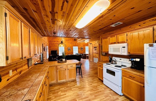 Ringold Cabina | Huge fire pit, NEW hot tub, outdoor deck, quiet area, less than a mile to lake