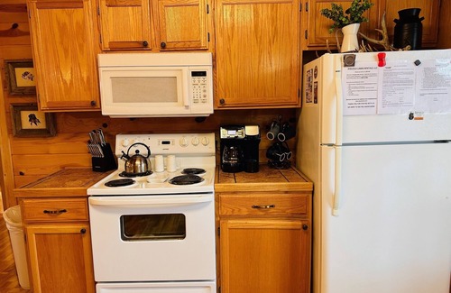 Ringold Cabina | Huge fire pit, NEW hot tub, outdoor deck, quiet area, less than a mile to lake
