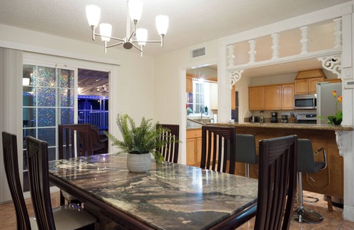 Simi Valley Casa | Huge Fireplace, Pool Volley Ball, Nintendo Switch