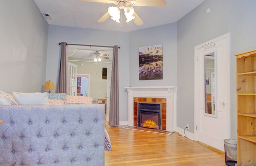 Northeast Kansas City Casa | Huge Fun Victorian near Downtown KC with off Street Parking x4