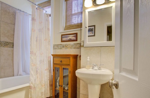 Northeast Kansas City Casa | Huge Fun Victorian near Downtown KC with off Street Parking x4