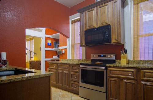 Northeast Kansas City Casa | Huge Fun Victorian near Downtown KC with off Street Parking x4