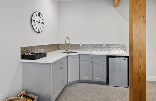 Cle Elum Casa | Huge game room, Hot tub, Sleeps 16+ with Bonus loft, ATV Snowmobile Trails