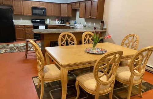 Minot Apartamento | Huge Historic Downtown Minot 3bd Apartment
