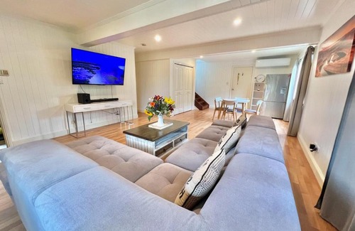 Bundaberg North Casa | Huge Holiday Home - 5 Bedroom, 3 Bath, Wi-Fi, AC