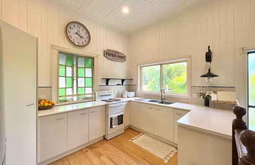 Bundaberg North Casa | Huge Holiday Home - 5 Bedroom, 3 Bath, Wi-Fi, AC