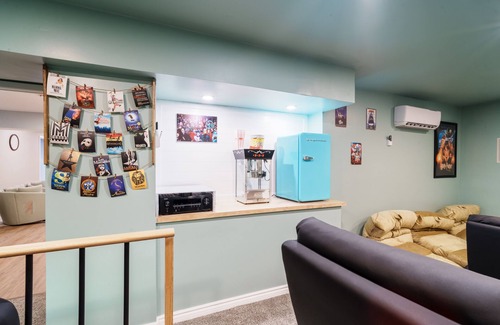 East Stroudsburg Casa | Huge Home in the Poconos w/ Indoor Pool, Game Room, Movie Theater and Much More!