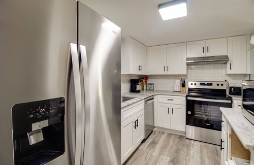 Richs Deland Casa | Huge Home, Walk to Downtown Deland! Close to Speedways, SkyDive, Athens Theatre
