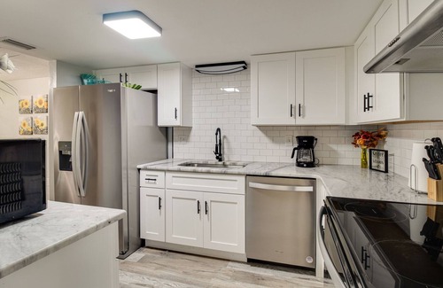 Richs Deland Casa | Huge Home, Walk to Downtown Deland! Close to Speedways, SkyDive, Athens Theatre