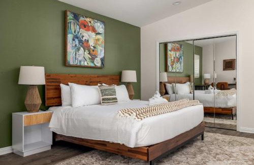 Bay Park Casa | Huge House with Pool! Sleeps 16 - BBQ - Shuffleboard
