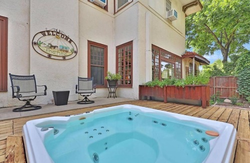 Gainesville Cama Y Desayuno | Huge King Suite with Private Bath, Hot Tub and Pool.