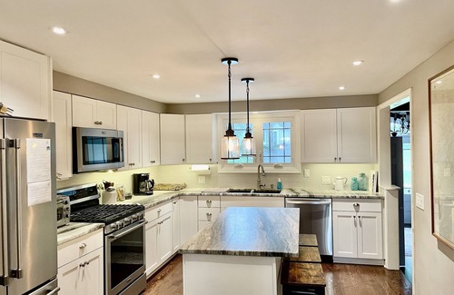 Salem Lakes Casa | Huge Lake Retreat Spa near Lk Geneva, Wilmot, Gurnee- Swimming, Fishing, Boating