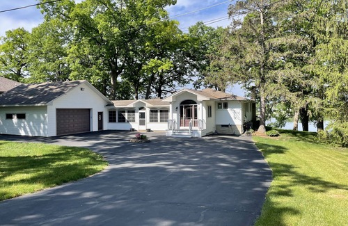 Salem Lakes Casa | Huge Lake Retreat Spa near Lk Geneva, Wilmot, Gurnee- Swimming, Fishing, Boating