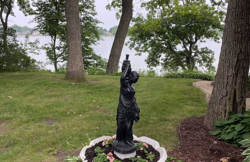 Salem Lakes Casa | Huge Lake Retreat Spa near Lk Geneva, Wilmot, Gurnee- Swimming, Fishing, Boating