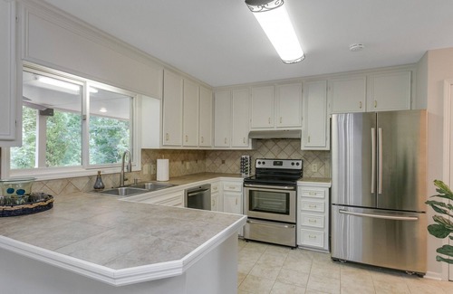 Gainesville Casa | Huge Lakefront, Pvt Dock, King bed, Pets Ok