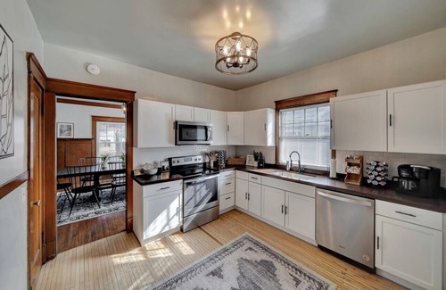 Near South Casa | 🍸🫒HUGE Luxurious 6BR+ Historic Gem by UNL Huskers: VRBO Lincoln NE - Pets OK