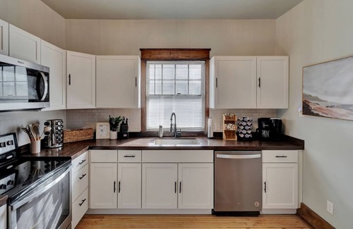 Near South Casa | 🍸🫒HUGE Luxurious 6BR+ Historic Gem by UNL Huskers: VRBO Lincoln NE - Pets OK