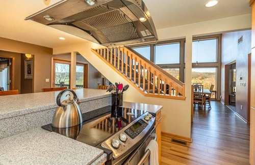 The Galena Territory Casa | Huge Luxury 4-Bedroom Home! Stunning views! Walk-in Shower, Hot Tub, Fire Pit.