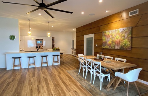 Burrill Lake Casa | Gran casa frente al lago con piscina con vista al Parque Nacional perfecto para 2 familias