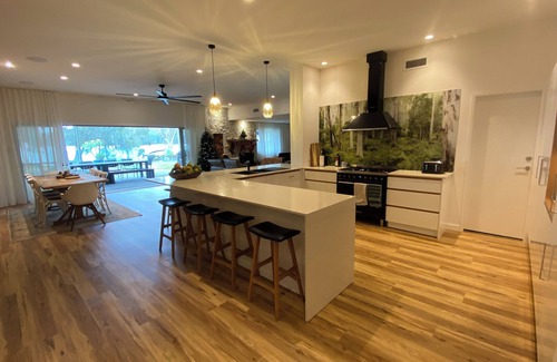 Burrill Lake Casa | Gran casa frente al lago con piscina con vista al Parque Nacional perfecto para 2 familias