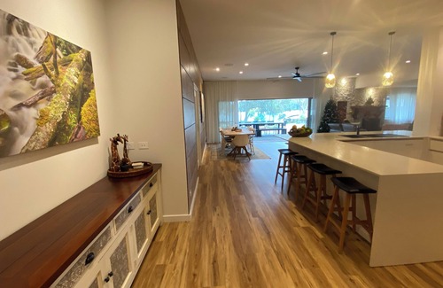 Burrill Lake Casa | Gran casa frente al lago con piscina con vista al Parque Nacional perfecto para 2 familias