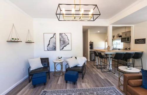 Seelyville Casa | Huge Main Bedroom with En-suite Close proximity to Rose Hulman