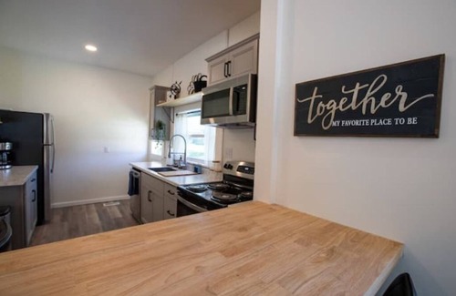Seelyville Casa | Huge Main Bedroom with En-suite Close proximity to Rose Hulman