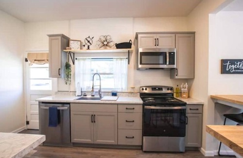 Seelyville Casa | Huge Main Bedroom with En-suite Close proximity to Rose Hulman