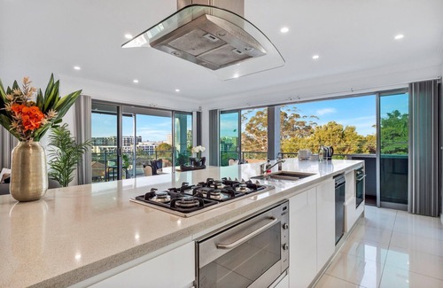 Wolli Creek Casa | Huge Mansion with City View | Sydney Airport