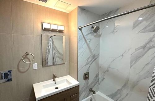 Little Italy Apartamento | Huge Modern 2 bedroom in Little Italy