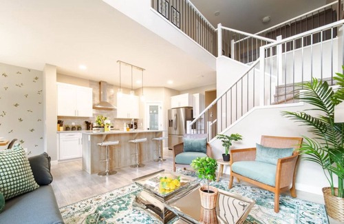 Southeast Edmonton Casa | Huge Modern Home | Sleeps 12 | Near Airport | Yard