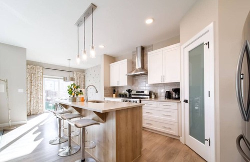 Southeast Edmonton Casa | Huge Modern Home | Sleeps 12 | Near Airport | Yard
