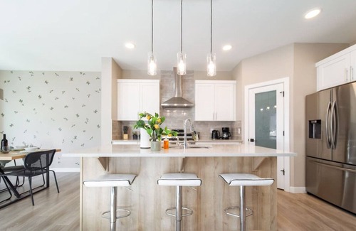 Southeast Edmonton Casa | Huge Modern Home | Sleeps 12 | Near Airport | Yard