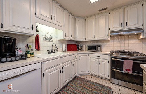 Fayetteville Casa | Abierto plan de piso abierto 5 dormitorios / 3 baños completos Inicio 8 minutos de U de A