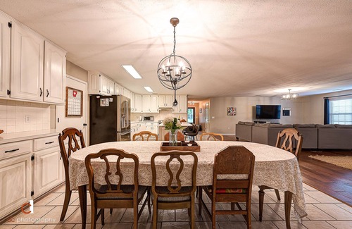 Fayetteville Casa | Abierto plan de piso abierto 5 dormitorios / 3 baños completos Inicio 8 minutos de U de A
