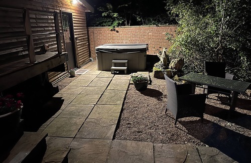 East Drayton Cabina | Huge open plan Log Cabin in Weston, Newark hot tub WiFi wood stove pets parking