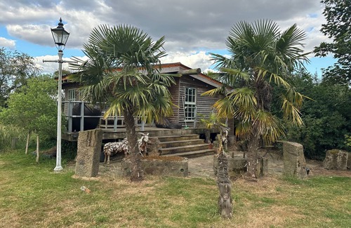 East Drayton Cabina | Huge open plan Log Cabin in Weston, Newark hot tub WiFi wood stove pets parking