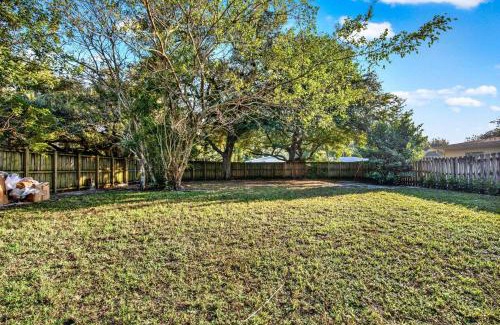 Riverside Park Casa | HUGE Outdoor soccer 4BR HEATED Pool house near Las Olas