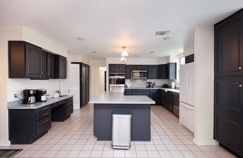 Leon Valley Casa | Huge Pickleball Mansion~Sleeps 26~Pool & Hot Tub