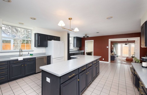 Leon Valley Casa | Huge Pickleball Mansion~Sleeps 26~Pool & Hot Tub