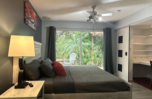 Avila Casa | !HUGE HEATED POOL/LANAI HOUSE-CORN HOLE-NEAR LAKE/RESTAURANTS/SHOPS/PARK/MUSEUM!