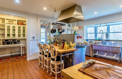 Manchester Center Casa | HUGE Private VT Mansion: 15 bedrooms, 12 bath, Sleep 34! Yoga retreats, corporate offsites, DIY weddings, family reunions, Dogs welcome